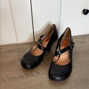 Miz Mooz Black Mary Jane Leather Upper Closed toe Shoes - 6.5 - low heel
